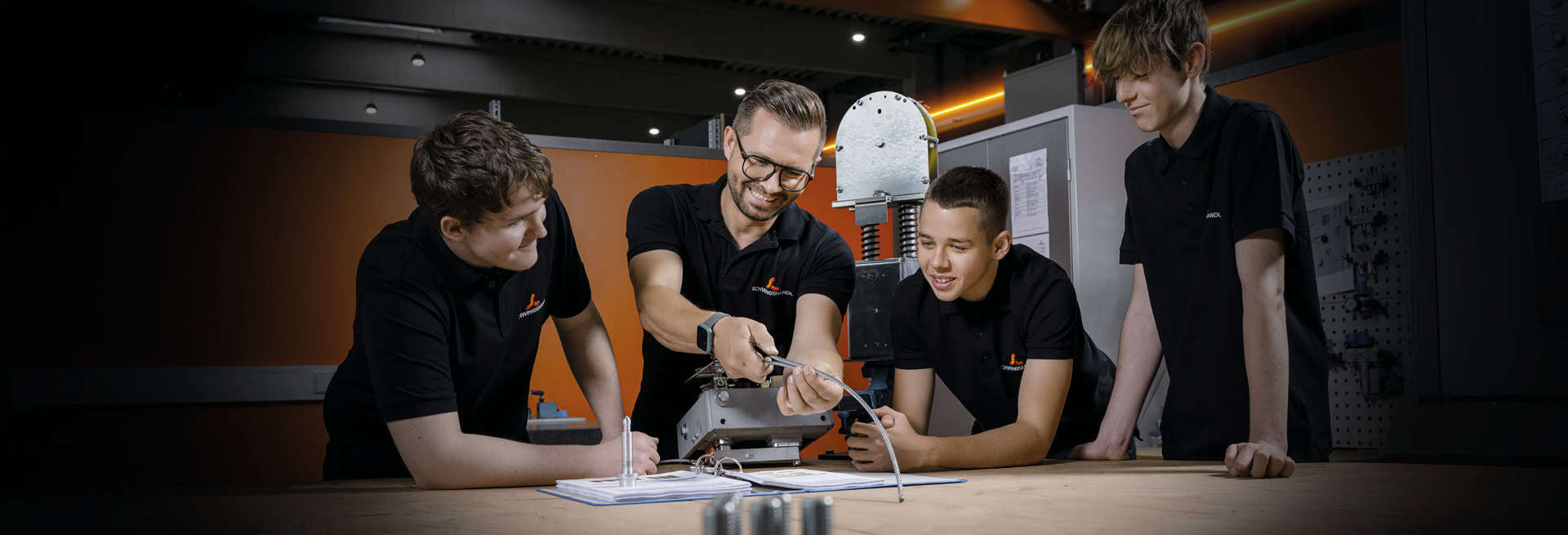 Bei Schwingshandl lernst du einen zukunftssicheren Beruf und startest als Teil eines starken Teams.