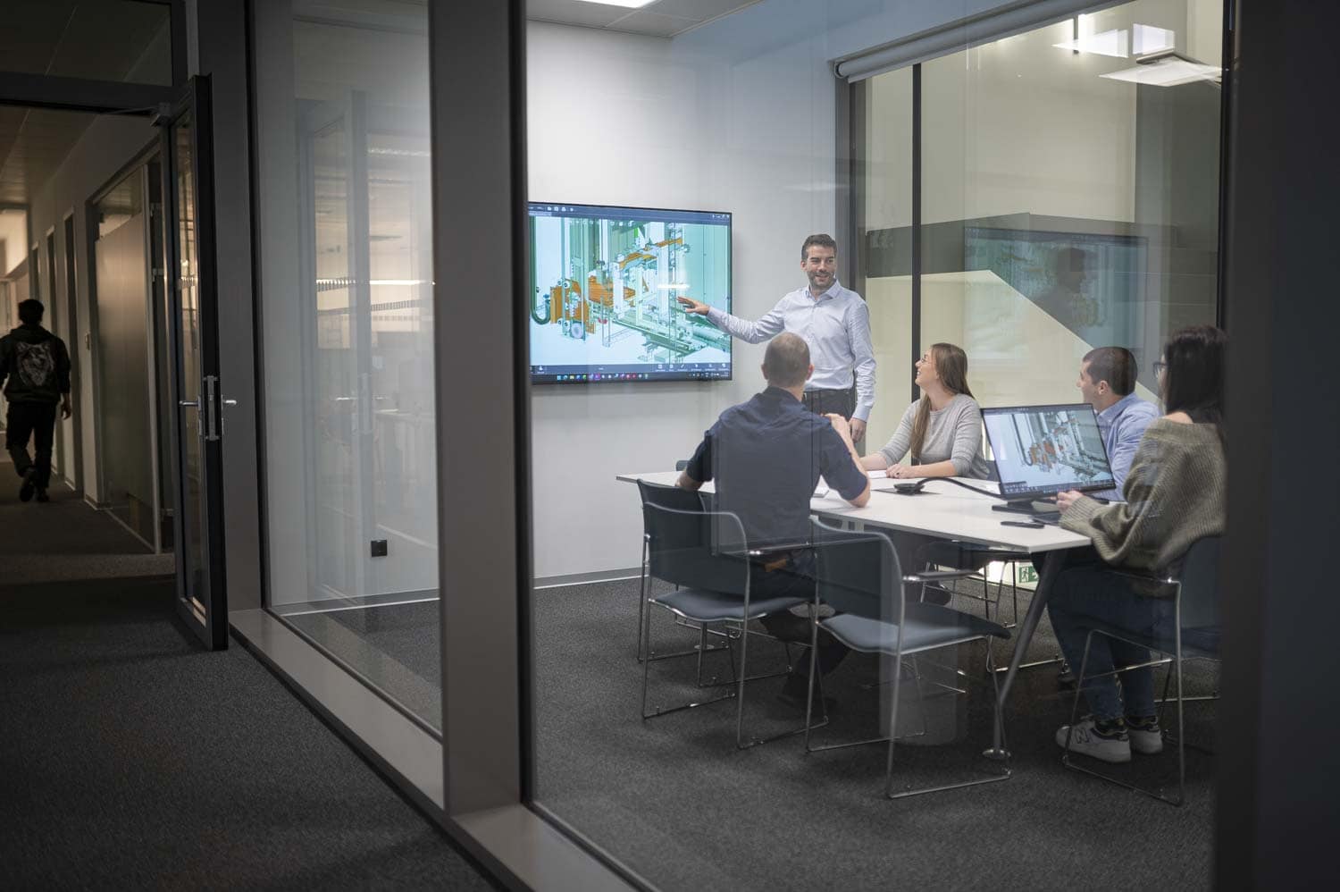 In Verwaltung und im Management hältst du das Unternehmen organisatorisch zusammen und sorgst für reibungslose Abläufe.