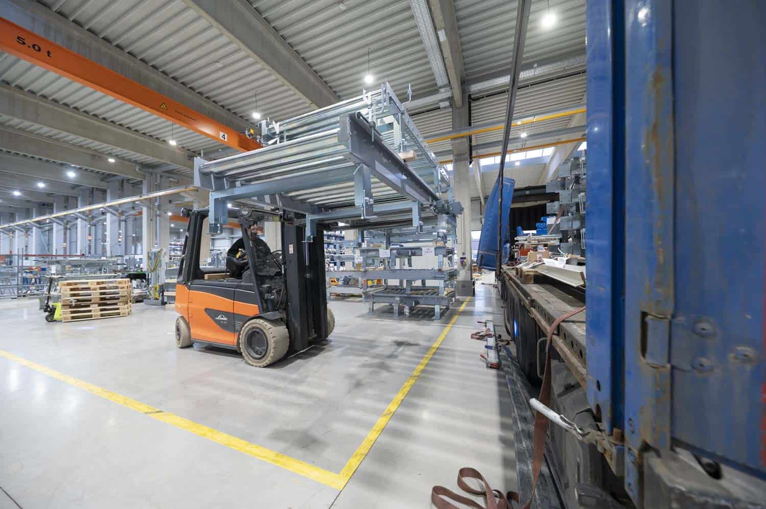 In der Logistik stellst du sicher, dass Materialien und Baugruppen termingerecht am richtigen Ort sind.