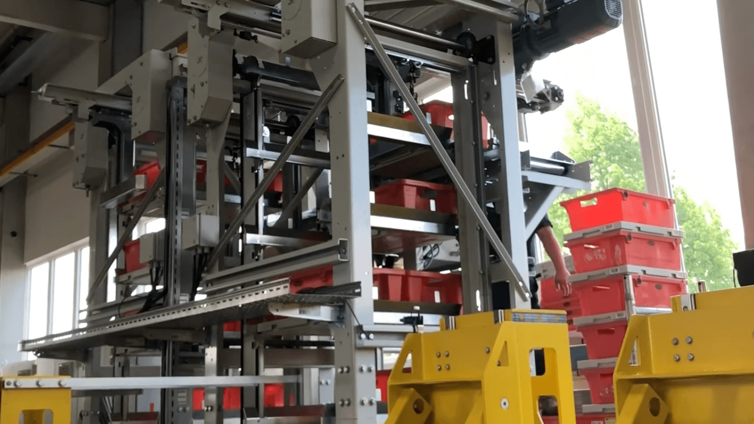 Paternoste Mit Spezialhandling Für AGVs