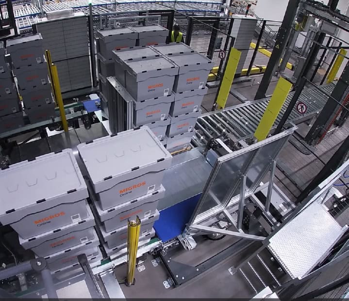 Wir automatisieren das Palettenhandling – schnell, präzise und flexibel.