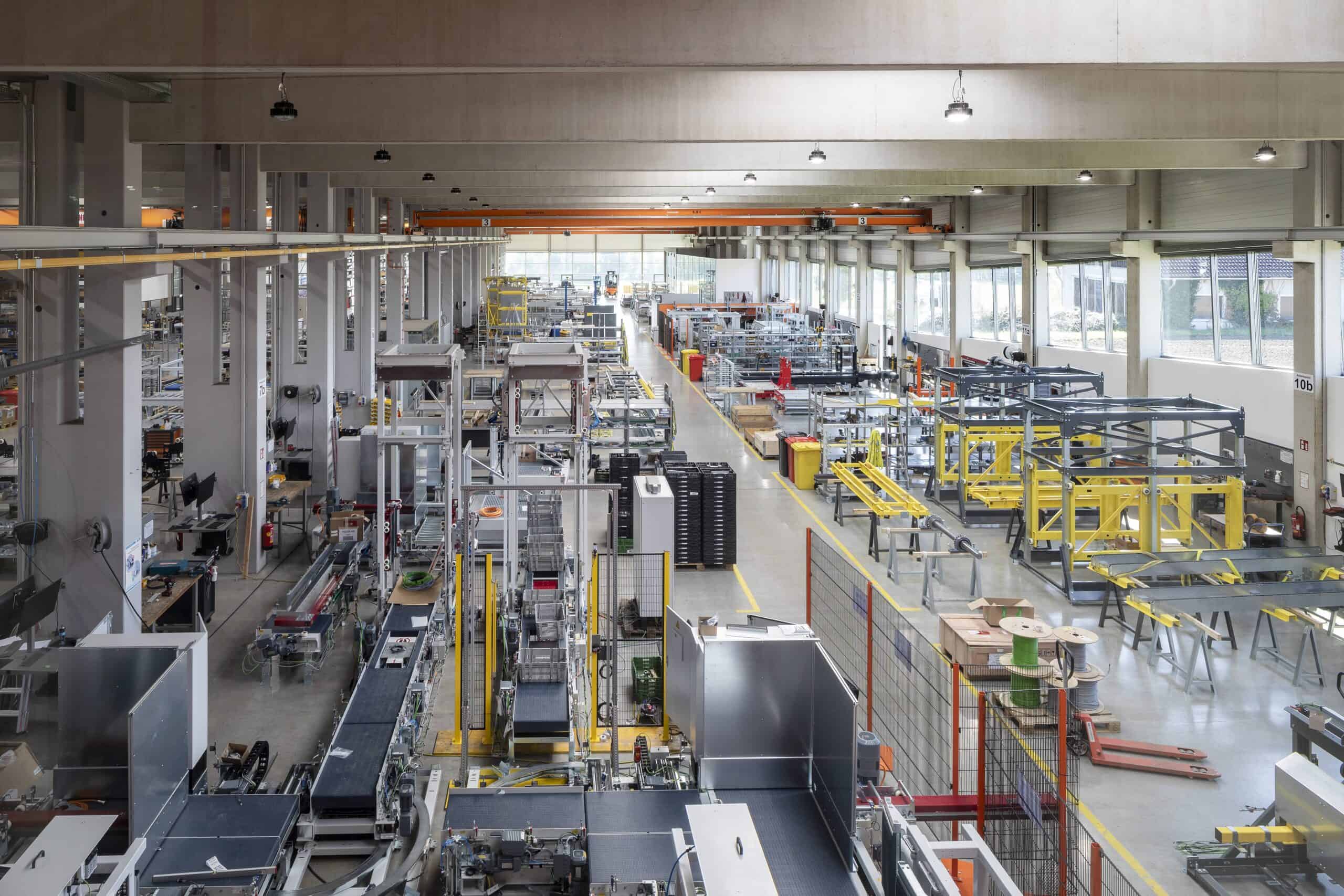 Blick in die Fertigungshalle mit modernen Anlagen